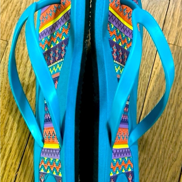 Essentials by Muk Luk flip flops - Picture 4 of 4